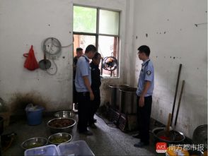 工人光膀干活 熟食放地上 深圳一地下食品加工点被查