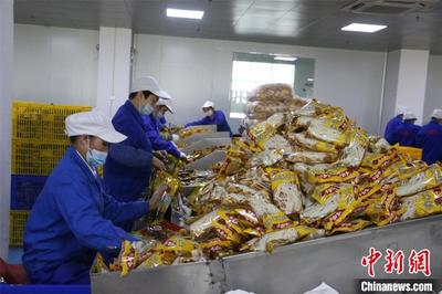 广西沪桂食品集团员工在包装螺蛳粉。 林馨 摄