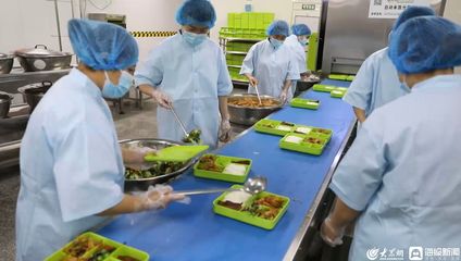 食不相瞒 返校复课首日探访学生配餐“中央厨房”，10名大厨两小时加工6000份午餐